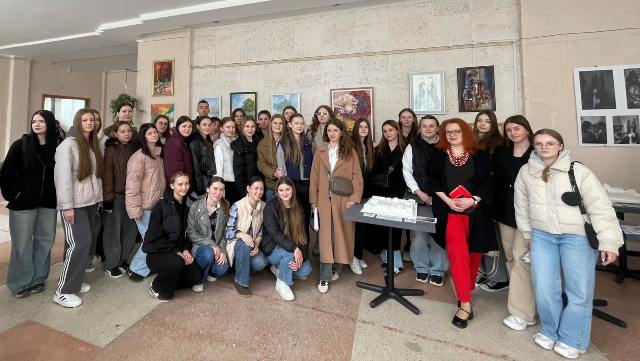 Здобувачі під час відкриття виставки